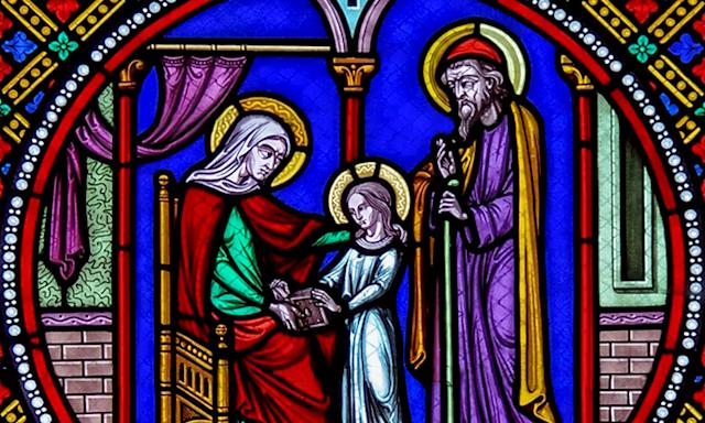 Neuvaine à ND Médaille Miraculeuse - Jour 4 - Marie avec ses parents sainte Anne et saint Joachim - Vitrail