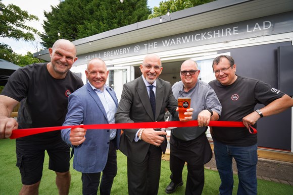 Pictured (L-R): Mark Gregory (Silhill Brewery: Managing Director), Andy Spencer (Punch Pubs: Chief Operating Officer), Rt Hon Nadhim Zahawi, Anthony Thorpe (Publican: Warwickshire Lad), Adam Stevenson (Silhill Brewery: Operations Director)