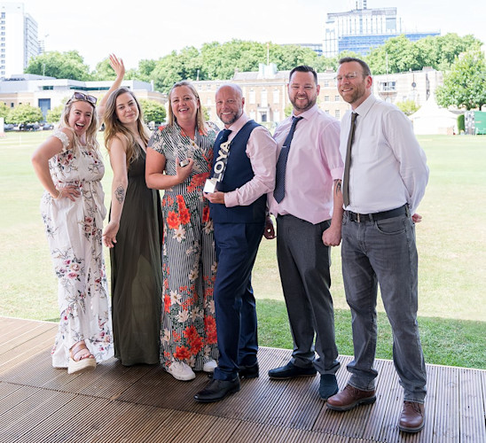 Amanda & Nick Hemming (centre) are crowned BII Licensees of the Year 2022
