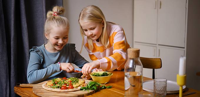 KM 1-4 2023 Tervetuloa kotiruoan kotiin Tytot Nugettipizzaa koristelemassa