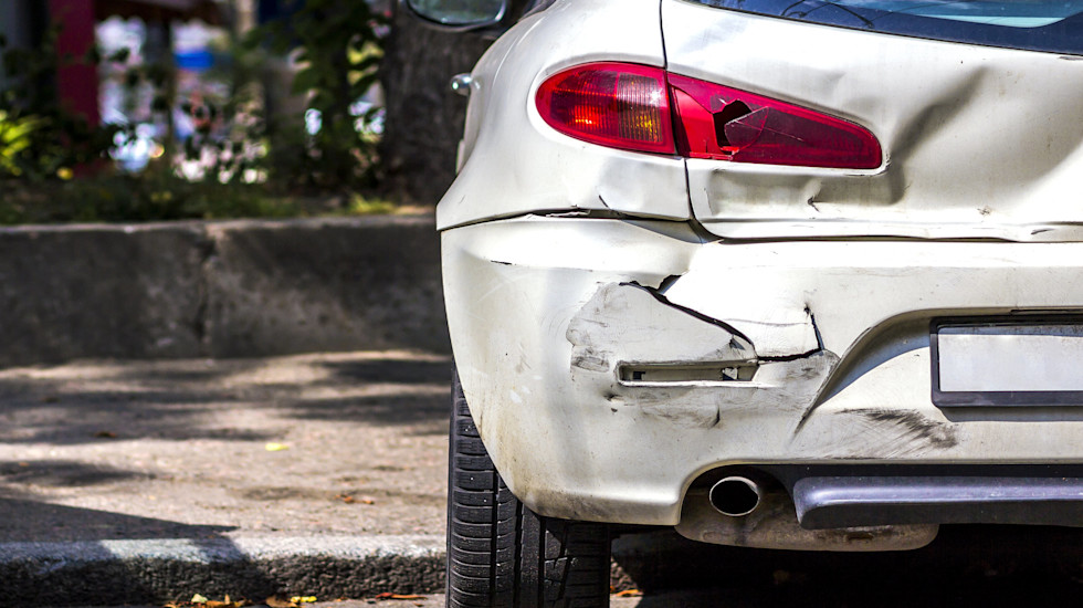 pare-chocs arrière d'une voiture blanche