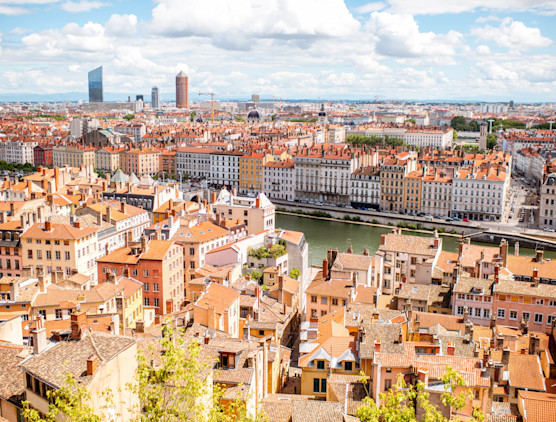 Vue aérienne de Lyon avec le Rhône au milieu