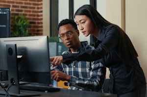 deux-personnes-sur-un-ordinateur