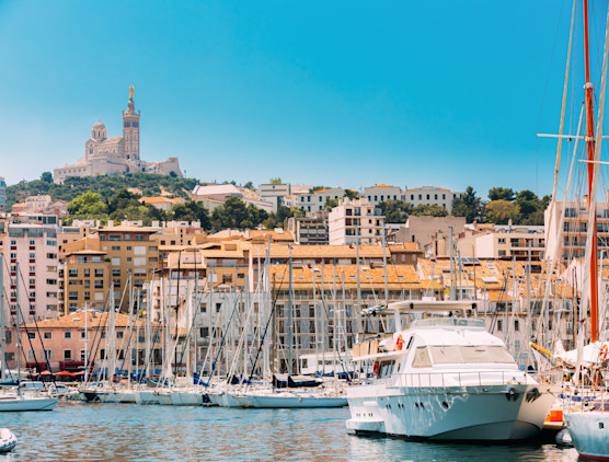 Port de Marseille avec en arrière plan Notre-Dame de la Garde