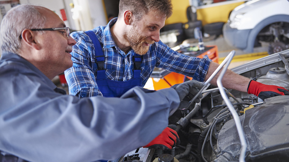 Deux garagistes qui traville