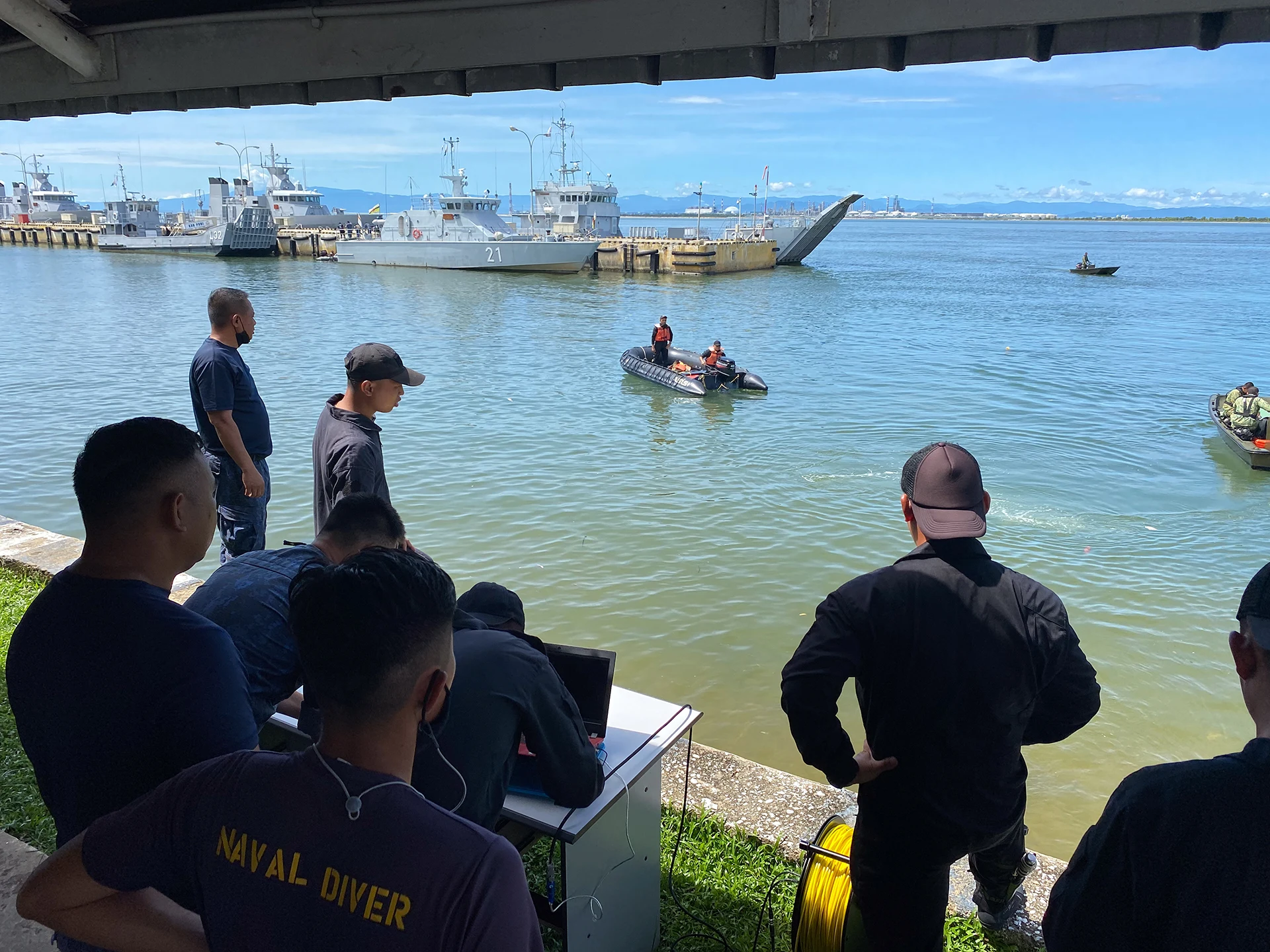 naval-divers-deploying-underwater-rov