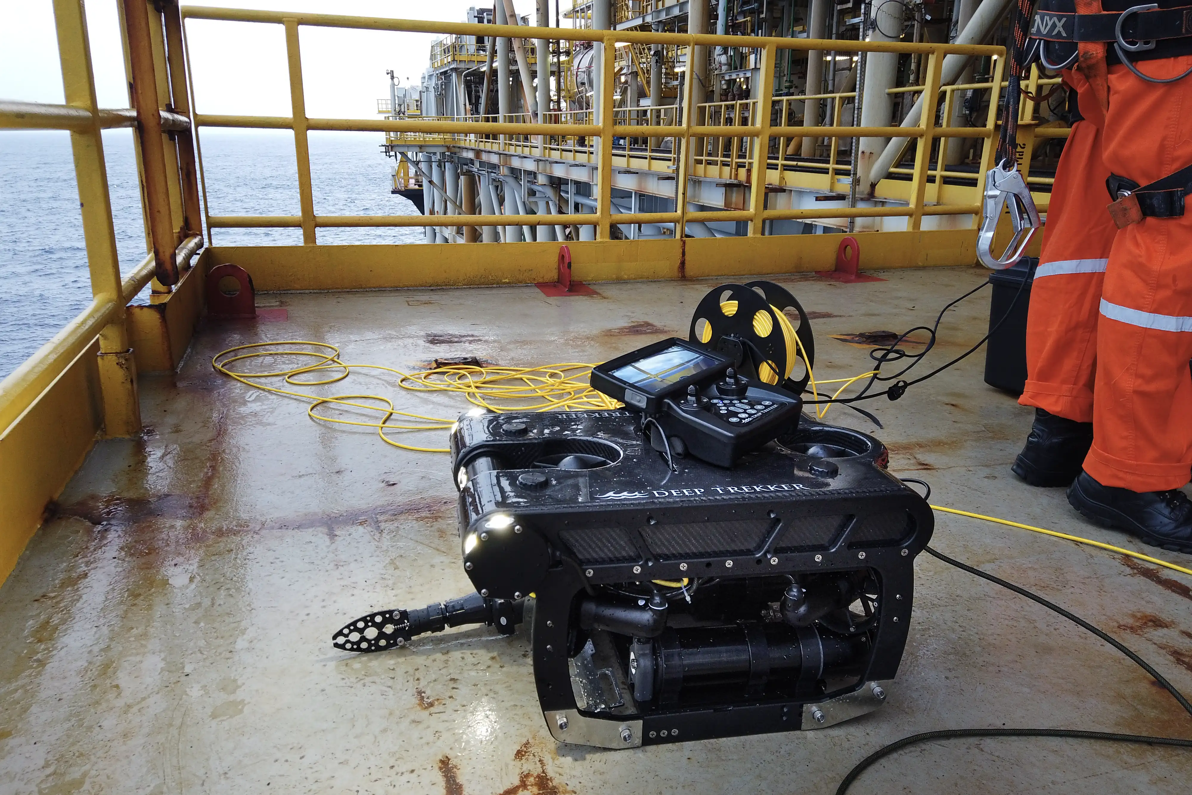 orion-pivot-with-controller-tether-reel