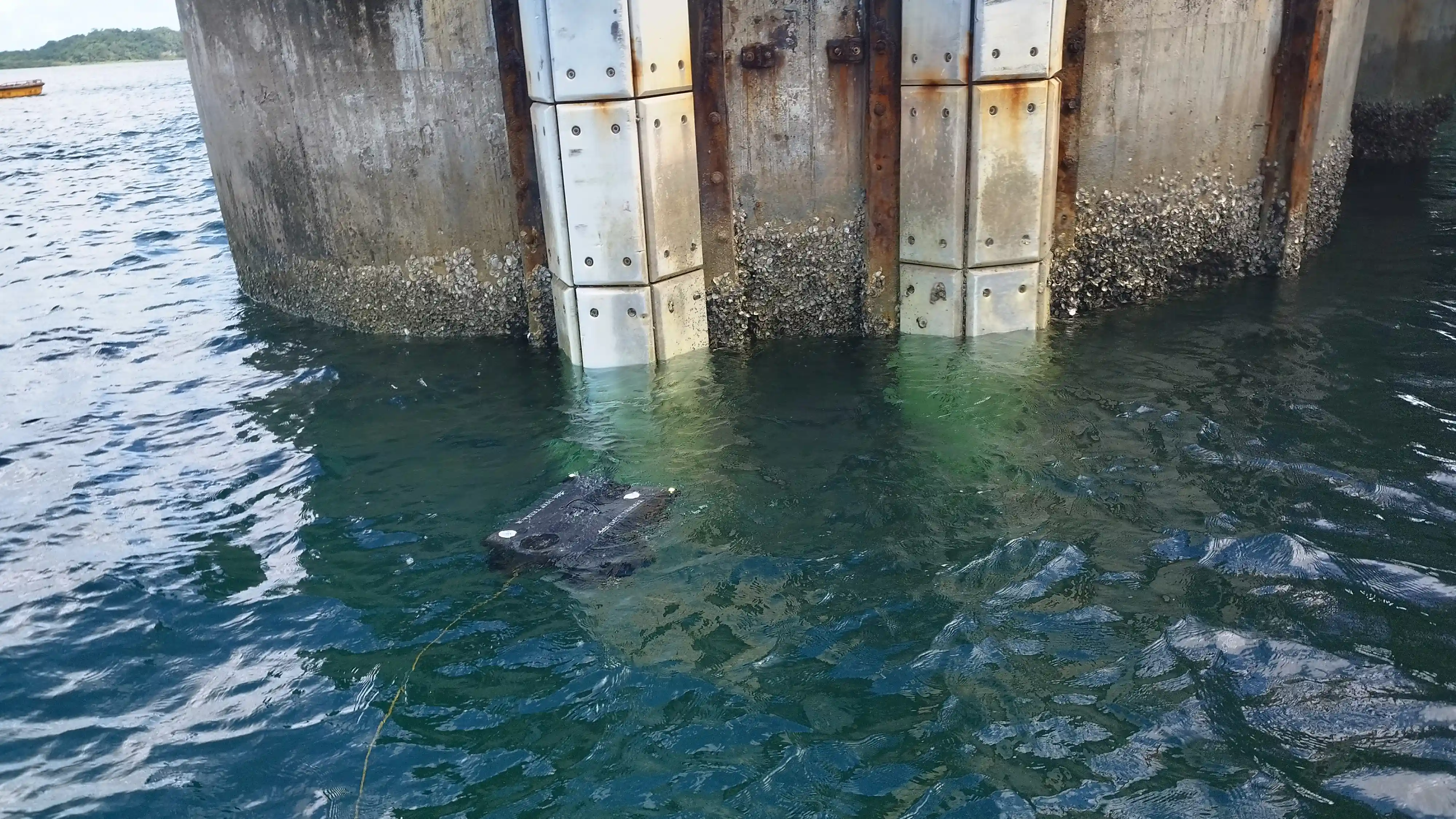 deep trekker pivot rov inspecting risers offshore oil and gas