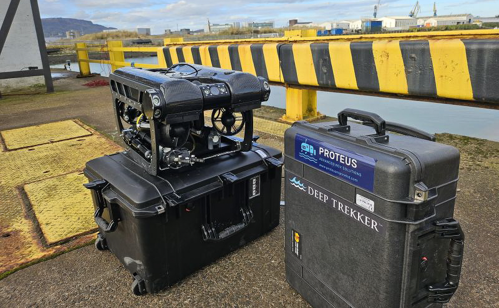 proteus-pivot-rov-carrying-case-on-dock