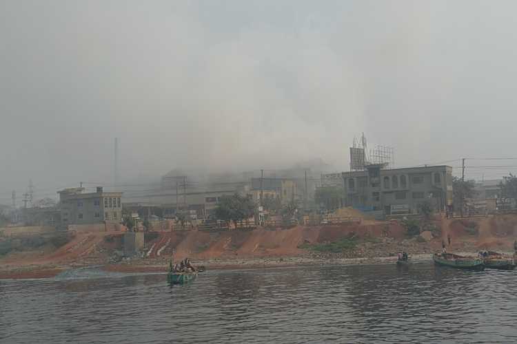 Pollution by a factory on the bank of the Buriganga near Dhaka 04