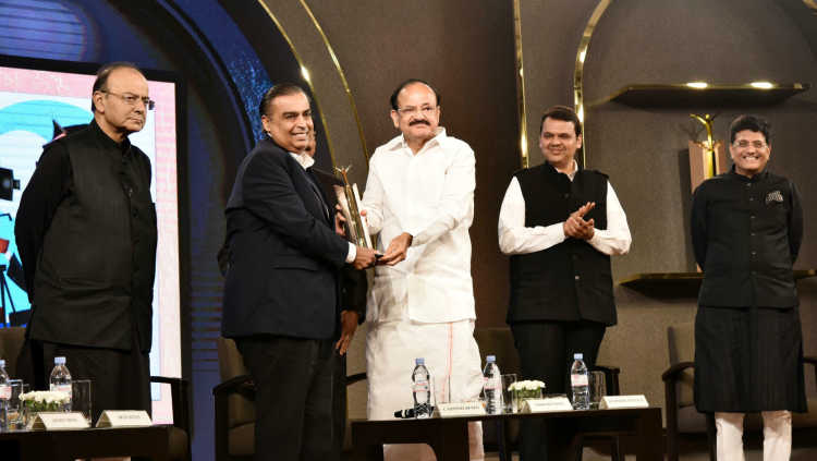 The Vice President, Shri M. Venkaiah Naidu at an event to give away The Economic Times Award for Corporate Excellence to Shri Mukesh Ambani, in Mumbai