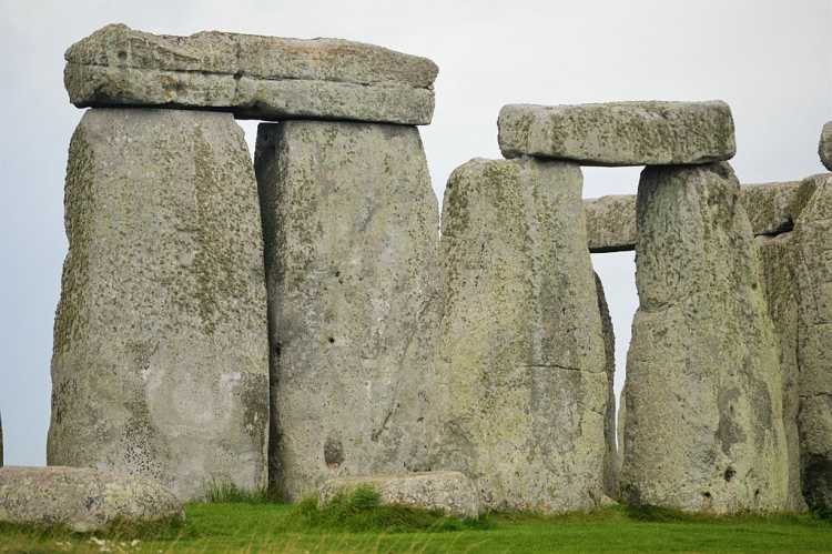 stonehenge uneven stones