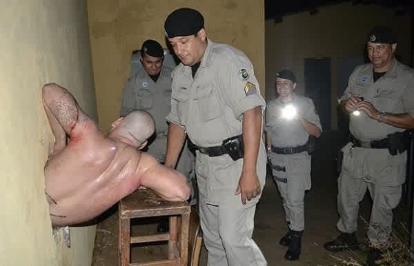 Rafael Valadao prisoner stuck in wall escaping