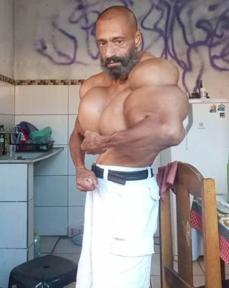 Valdir Segato fake muscles