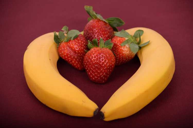 Strawberries Berries Bananas fruits