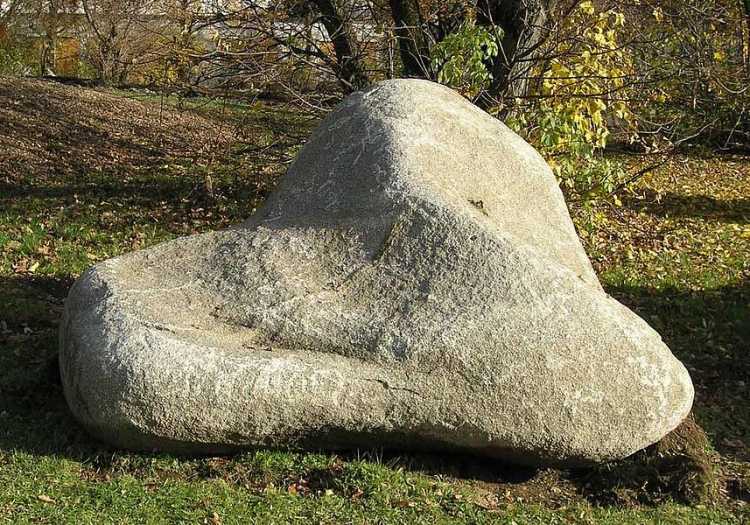 Ancient giant woolsack-weathered boulders