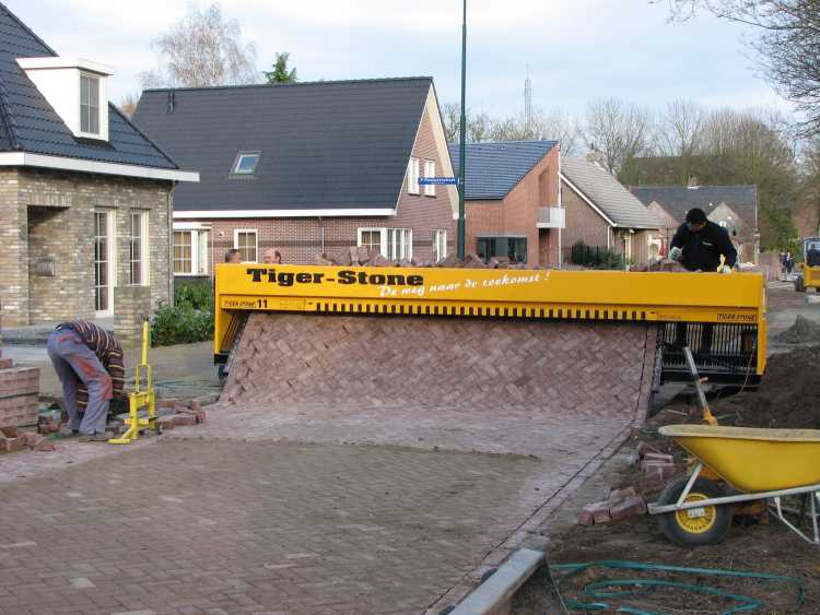 Tiger Stone pavement laying machine 