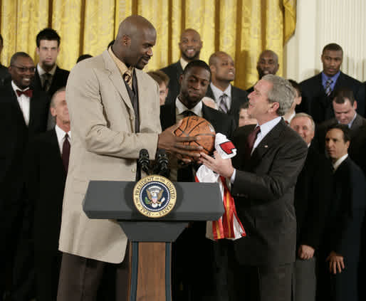 Shaquille O’Neal gives ball to Bush 2007