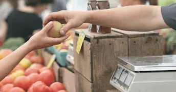 KALP.png person som får ett äpple av handlare.