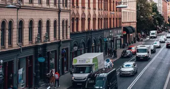 Bilar på en trafikfylld gata i Stockholm