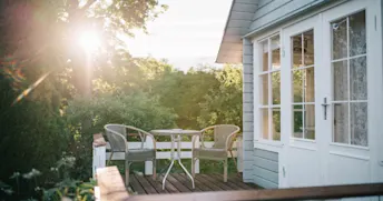 hyra-ut-stuga Veranda i solnedgången.