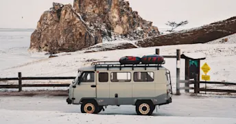 bo-i-husbil-permanent Husbil, sten och snö.