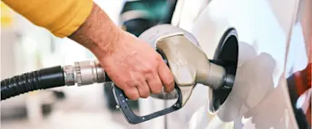 tanka-bilen.jpg En man tankar en bil