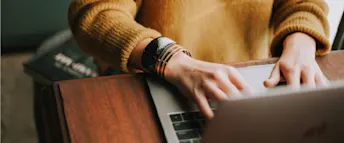 rakna-ut-lon-ab.jpg En person sitter och skriver på sin laptop