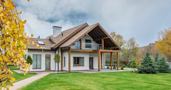 Villa med vit puts och glasbalkong Villa med vit puts och glasbalkong