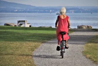 cyklande äldre dam
