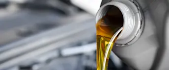 oljebyte.jpg Närbild på motorolja som rinner ur en flaska.