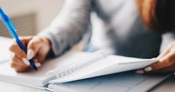 betalningsfri månad person som skriver i en kalender.