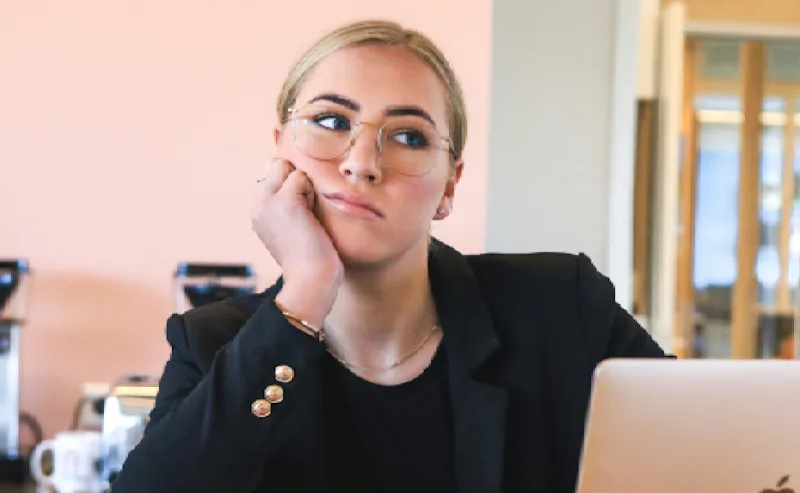 konkurs-foretag.jpg En missnöjd kvinna sitter framför sin laptop