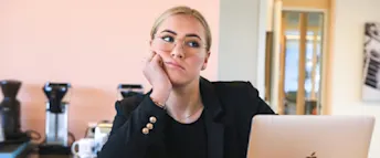 konkurs-foretag.jpg En missnöjd kvinna sitter framför sin laptop