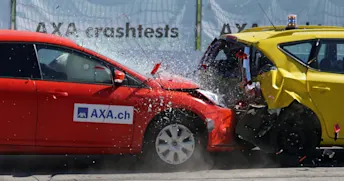 Whiplashskada - allt du behöver veta En bil kör in i en annan bil bakifrån