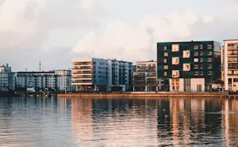 Vad är bostadsrättstillägg? Bostadsrätter vid vattnet i solnedgången