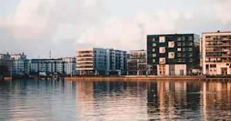 Vad är bostadsrättstillägg? Bostadsrätter vid vattnet i solnedgången