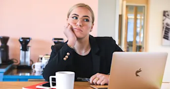 ansvarsförsäkring (1).jpg Bekymrad kvinna sitter framför en laptop.