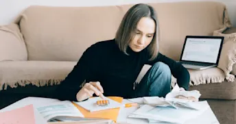 kostnad-bil Kvinna räknar ut kostnad av bil.