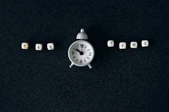 skatteåterbäring tärnor med text och väckarklocka