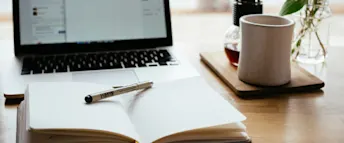 skatt-pa-vinst-i-aktiebolag.jpg Närbild på ett skrivblock som ligger framför en laptop