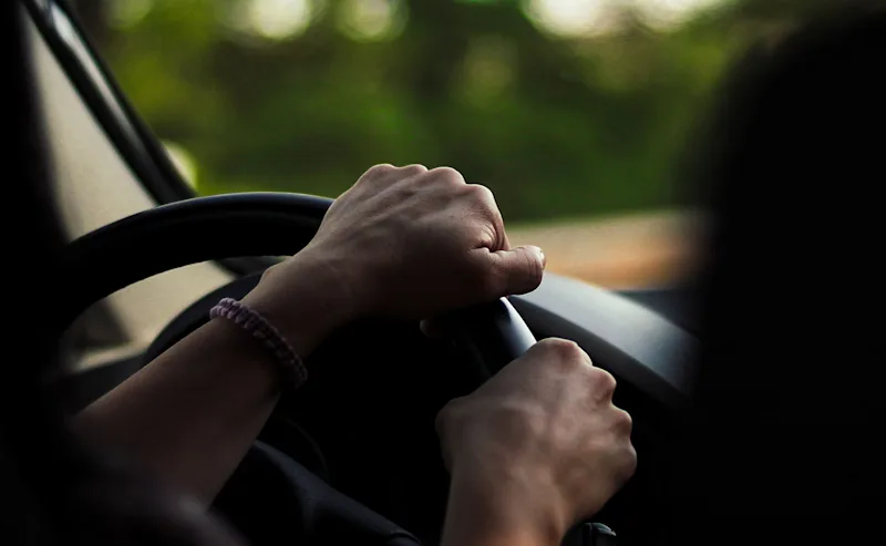 körkortslån.jpg Närbild av person som kör bil.