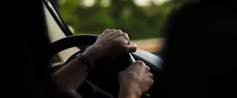 körkortslån.jpg Närbild av person som kör bil.