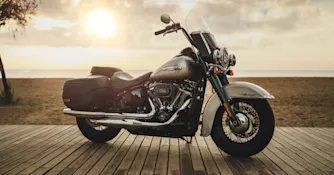 Mc-försäkring pris Harley Davidson motorcykel vid strand i motljus.