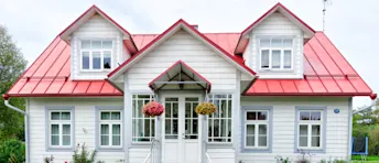 bästa-villaförsäkringen-2.jpg Vitt hus med rött tak.
