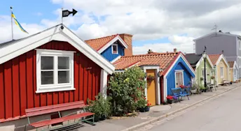 skuldkvot-på-bolån.psd rad med färgade hus