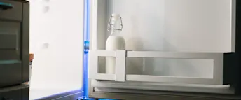 mjölken.png öppet kylskåp med en mjölkflaska