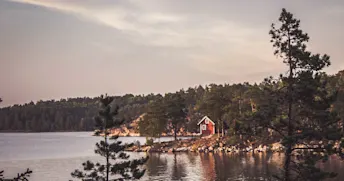stuga-vid-sjö-och-skog.jpg Zmarta standard förhandsvisnings artikelbild