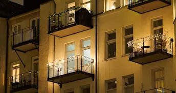 lagenhetshus-vinter-el.jpg Lägenhetsfasad upplyst av julbelysning.