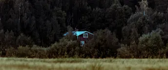 Arrendetomt Rött hus bland skog